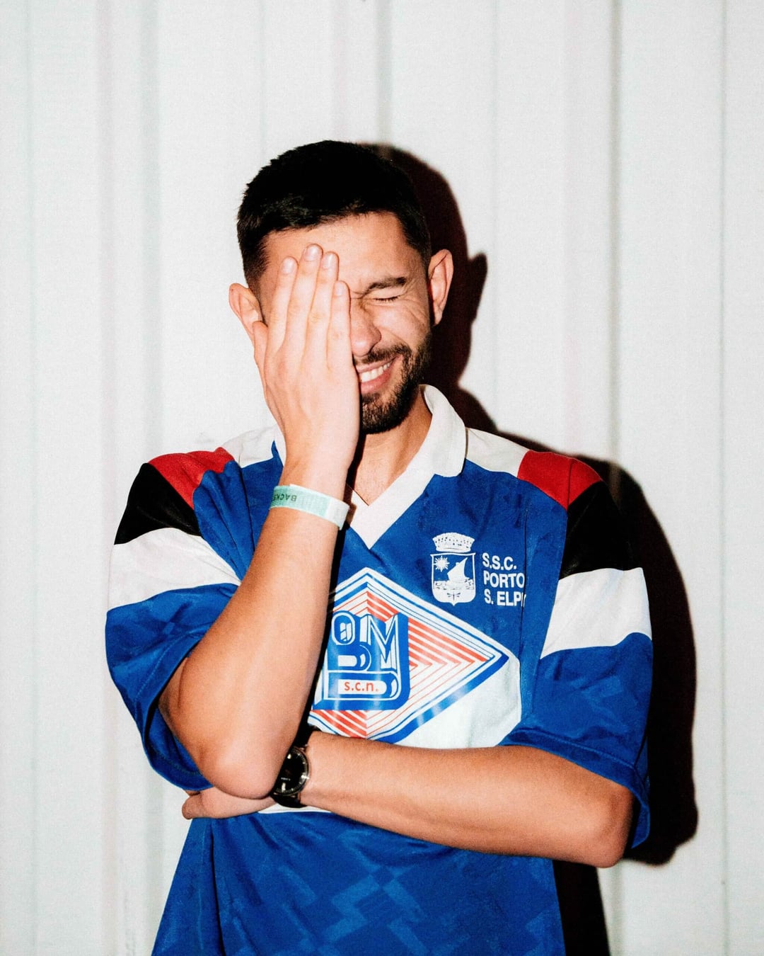 A bass-heavy soundsystem and crowd, the UK dubstep and garage culture Hamdi carries to global stages