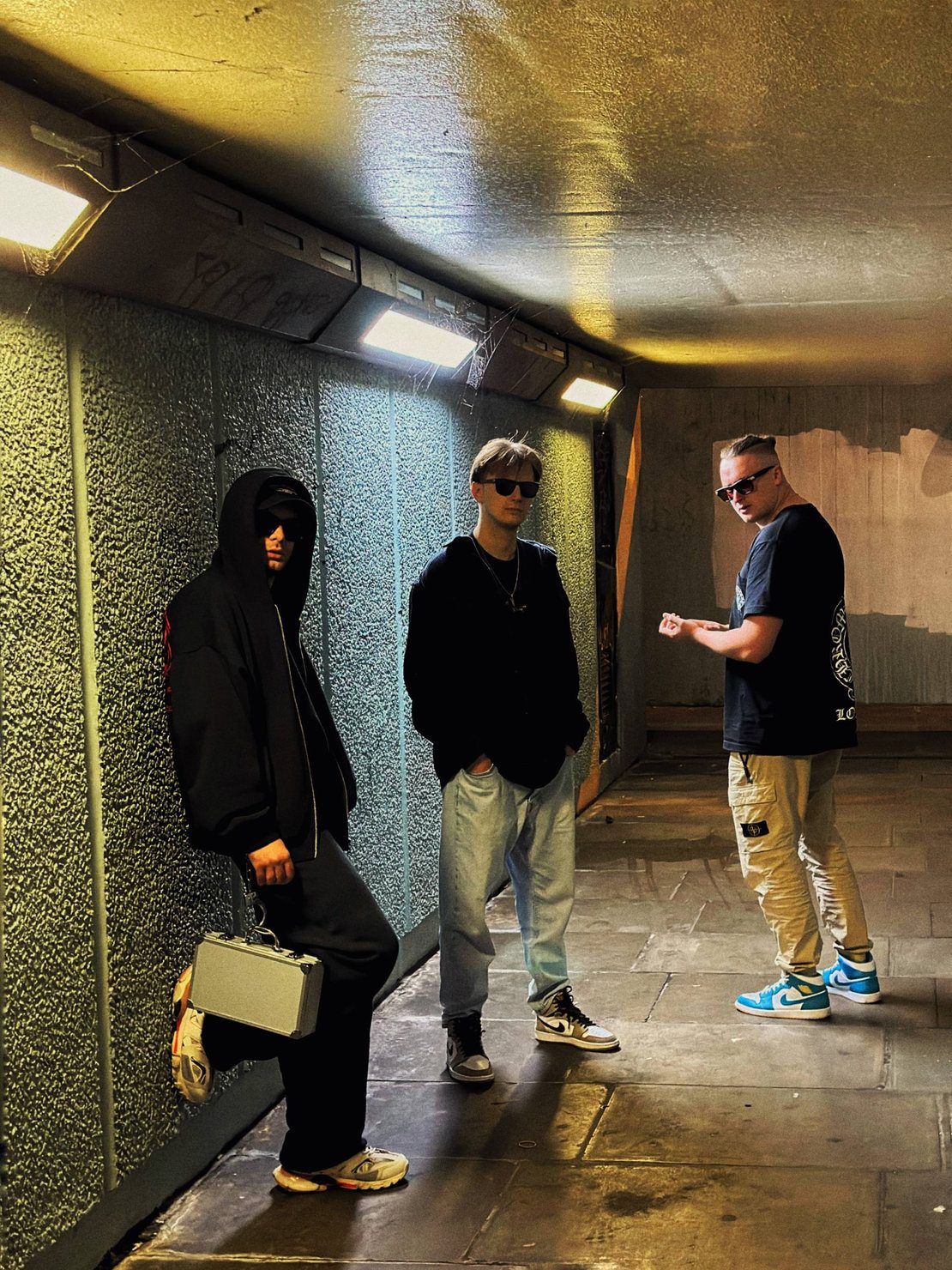 MNEEMO Yaroslav Gorovoy, FLASH Anton Ditiashov and E4TEEN Christian Tooth during the Facile music video shoot with a handcuffed briefcase concept